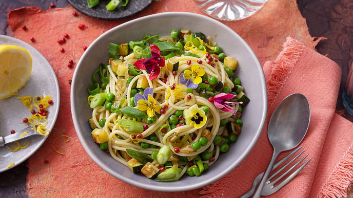 Sommerliches Pasta-Rezept: Unsere Spaghetti mit Zitrone & Erbsen sind in nur 25 Minuten fertig