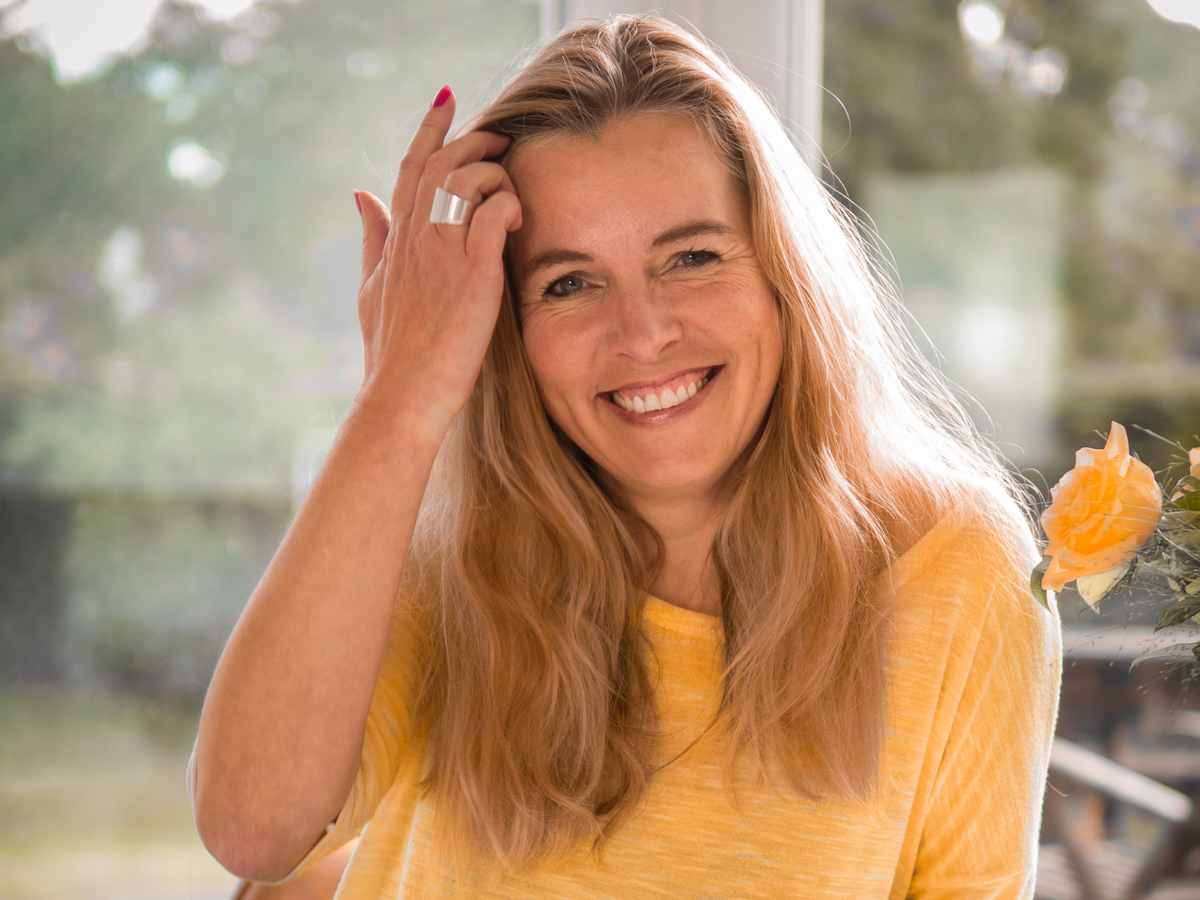Angela Löhr präsentiert den Podcast "Crazy Sexy Wechseljahre".