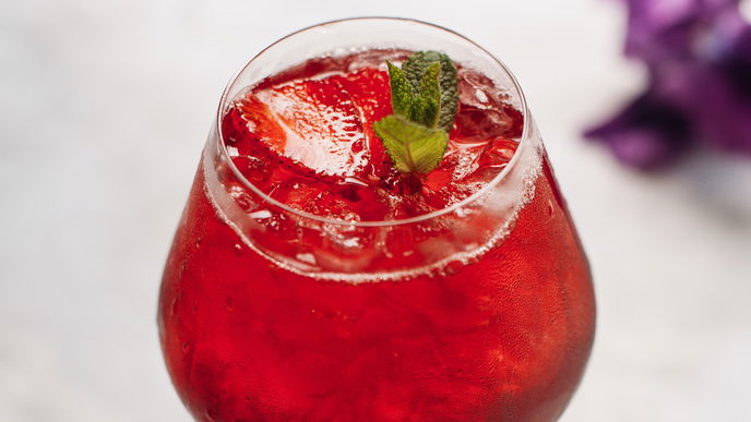 Im Sommer trinken wir nichts anderes mehr: Unser Rezept für den Erdbeer Spritz macht gute Laune