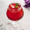Im Sommer trinken wir nichts anderes mehr: Unser Rezept für den Erdbeer Spritz macht gute Laune