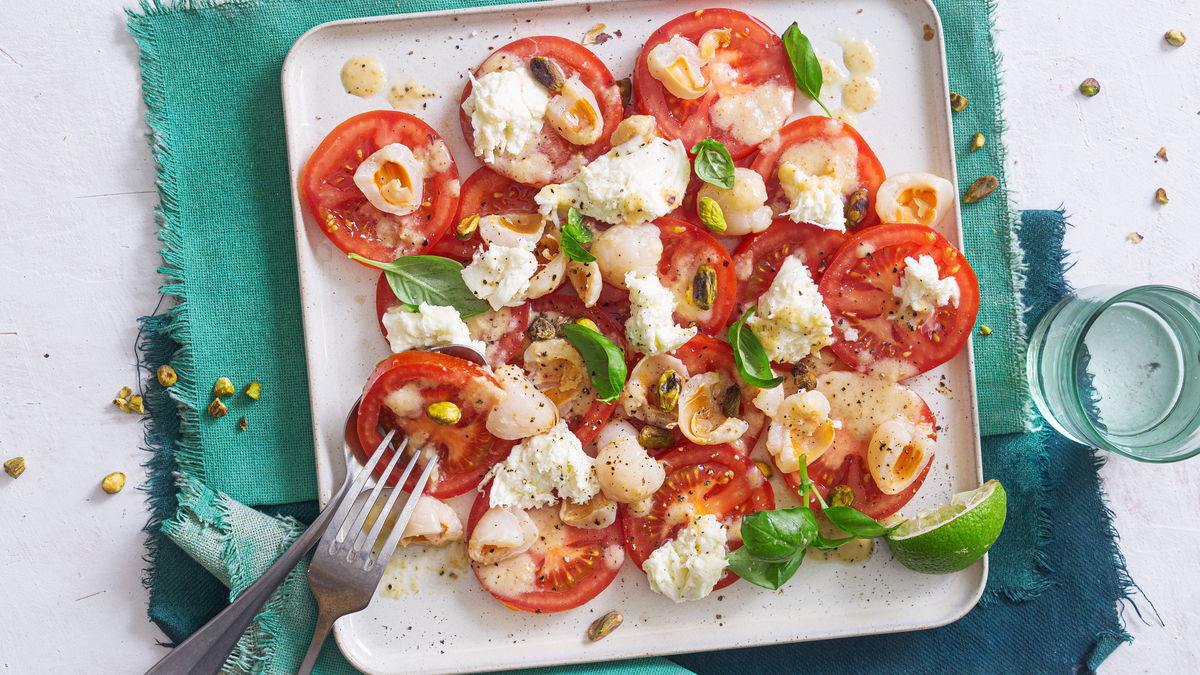 Caprese-Salat mit Litschi-Balsamico-Dressing: Unser klassisches Rezept für den Sommer
