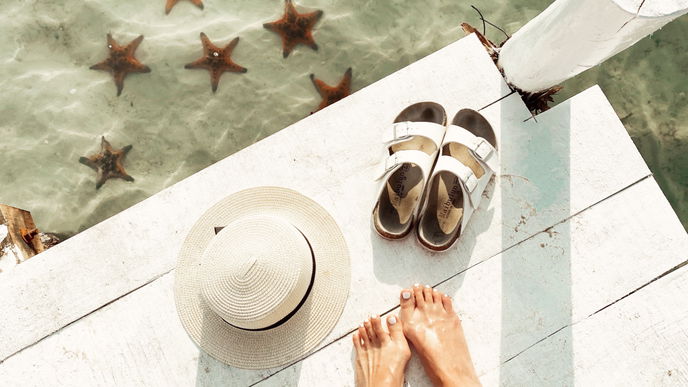 Flache Sandalen 2023: 3 stylishe Modelle mit Fußbett und Dämpfung
