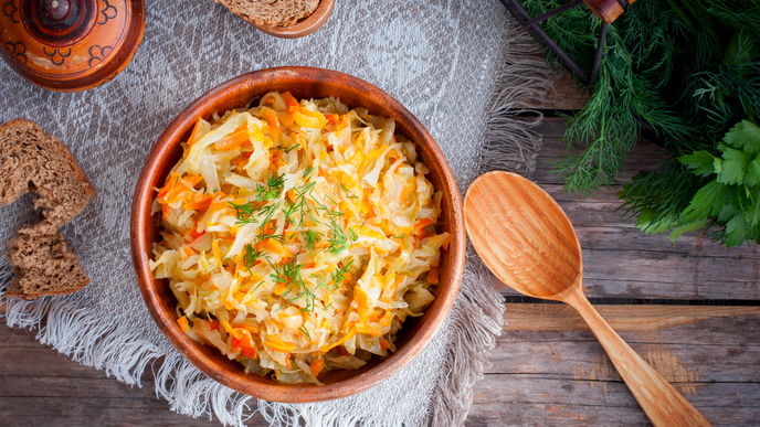 Sauerkrautsalat zum Grillen: Dieses leichte und leckere Rezept schmeckt der ganzen Familie