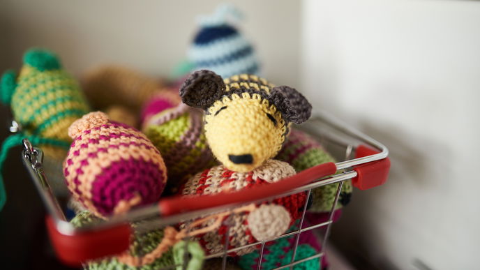 Katzenspielzeug stricken: Auf dieses DIY-Tier fahren alle Haustiere ab