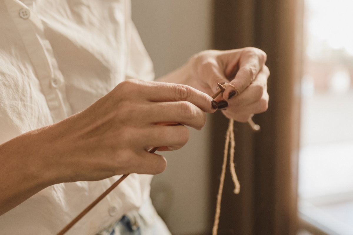 Frau mit Stricknadeln