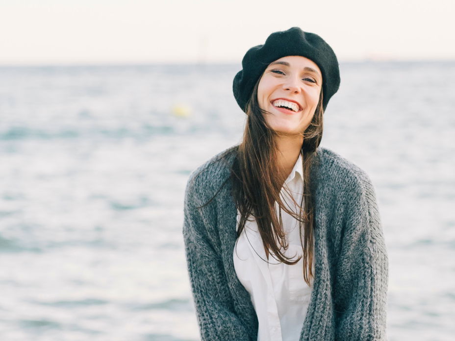 Frau mit gestricktem Seelenwärmer-Cardigan