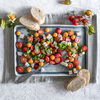 Leckeres Sommerrezept: Unser Tomate-Mozzarella-Salat mit Physalis ist perfekt zum Grillen
