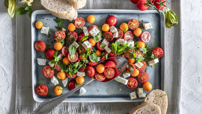 Leckeres Sommerrezept: Unser Tomate-Mozzarella-Salat mit Physalis ist perfekt zum Grillen