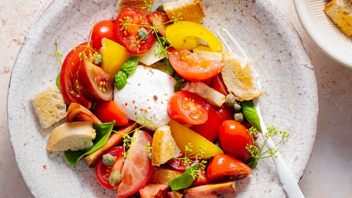 Unser einfaches Dressing-Rezept aus 4 Zutaten macht Ihren Tomatensalat zum Geschmackserlebnis