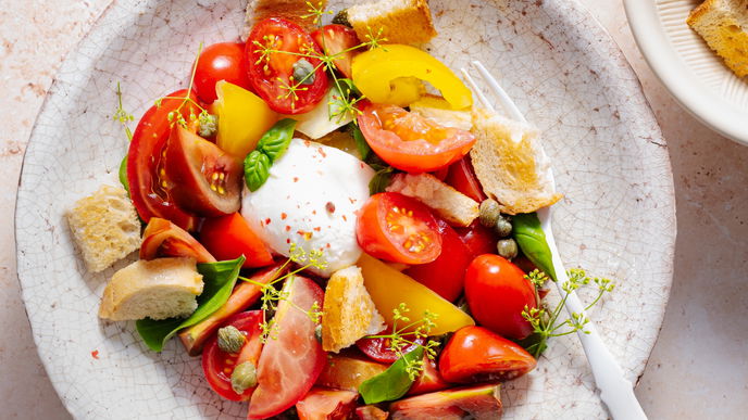 Unser einfaches Dressing-Rezept aus 4 Zutaten macht Ihren Tomatensalat zum Geschmackserlebnis