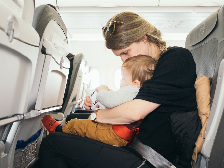 TUI verbietet junger Mutter das Stillen im Flugzeug