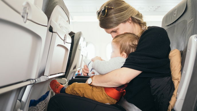 TUI verbietet junger Mutter das Stillen im Flugzeug
