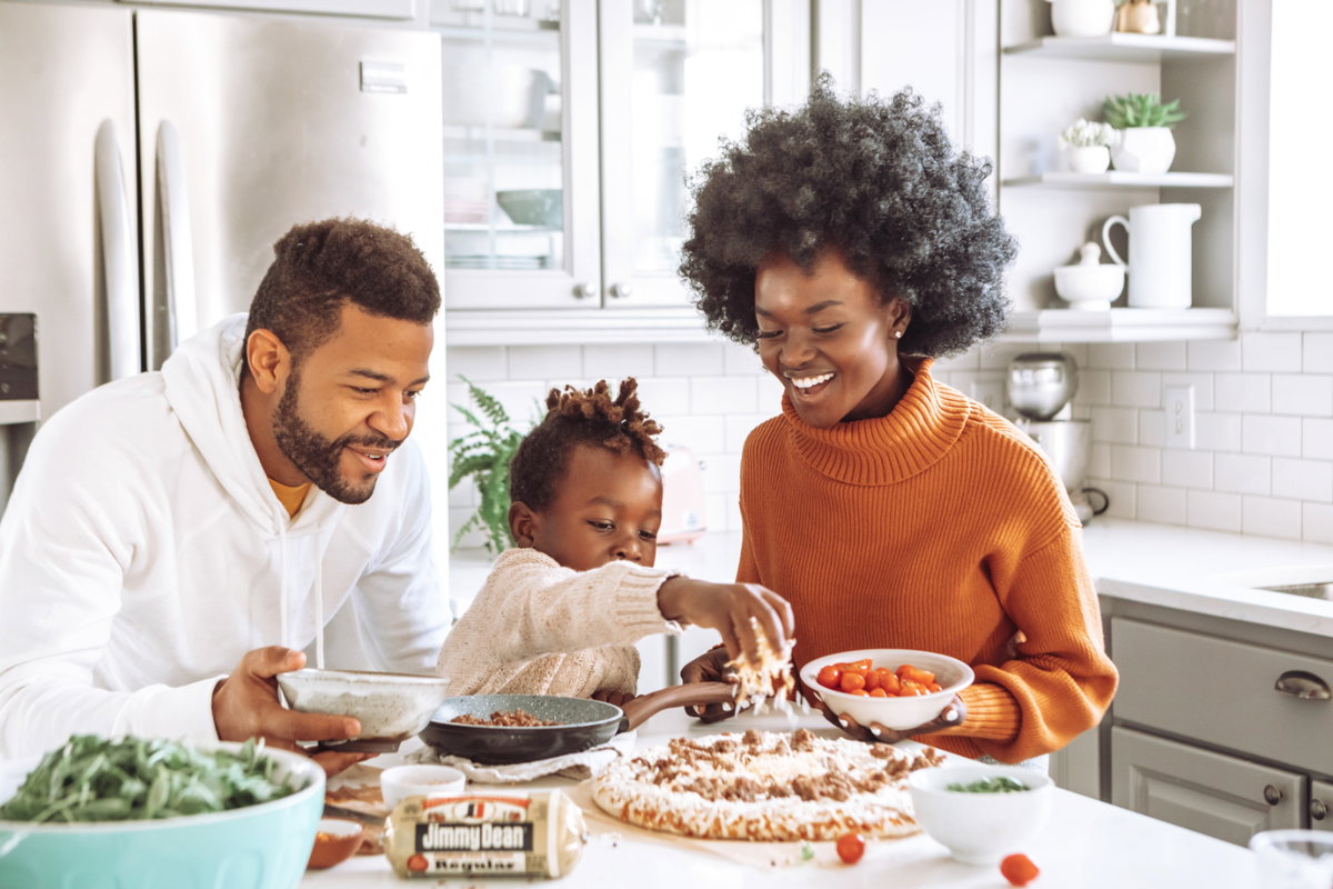 Familie kocht zusammen