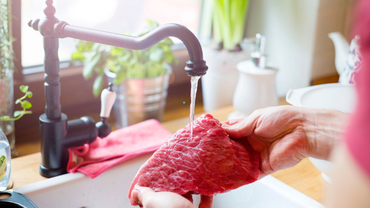Fleisch waschen: Vor dem Braten sinnvoll oder nicht?