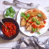 Haferpfannkuchen mit Tomatensauce sind das leckerste Abendessen für den Sommer