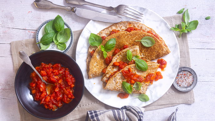 Haferpfannkuchen mit Tomatensauce sind das leckerste Abendessen für den Sommer