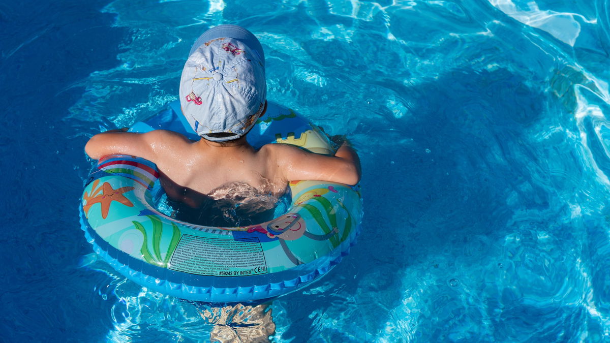 Pool erwärmen: 4 Möglichkeiten, mit denen das Wasser angenehm warm wird