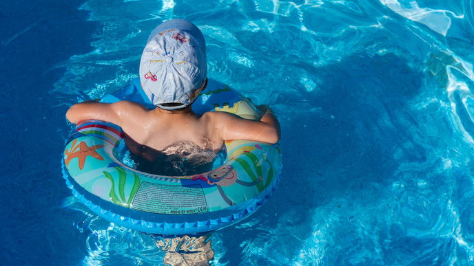 Pool erwärmen: 4 Möglichkeiten, mit denen das Wasser angenehm warm wird