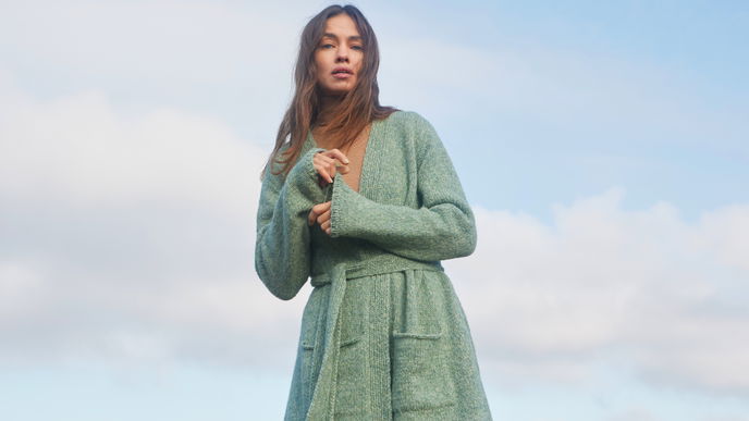 Kostenlose Strickanleitung: Kuscheliger Wickel-Cardigan von Lana Grossa