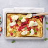 Süßer Pfannkuchen-Auflauf mit frischen Beeren