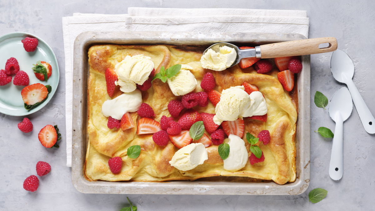 Süßer Pfannkuchen-Auflauf mit frischen Beeren