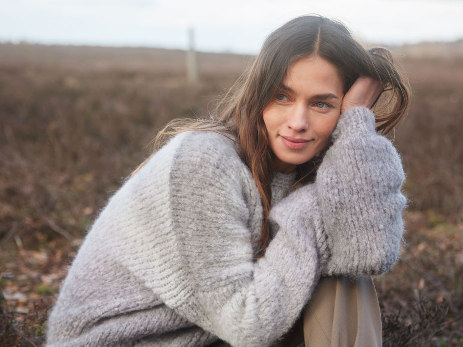Model im Oversize-Pullover von Lana Grossa