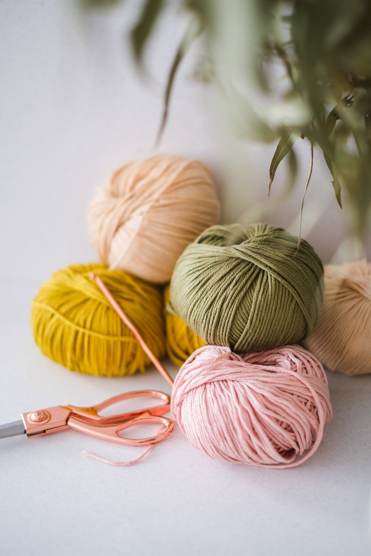 Wolle zum Stricken eines Zopfpullovers