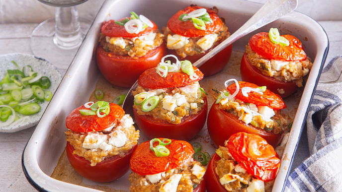 Gefüllte Tomaten mit Haferflocken & Feta: Dieses Rezept ist gesund und schnell zubereitet!