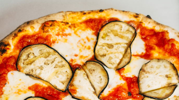 Vegetarisches Rezept für Auberginen-Paprika-Pizza