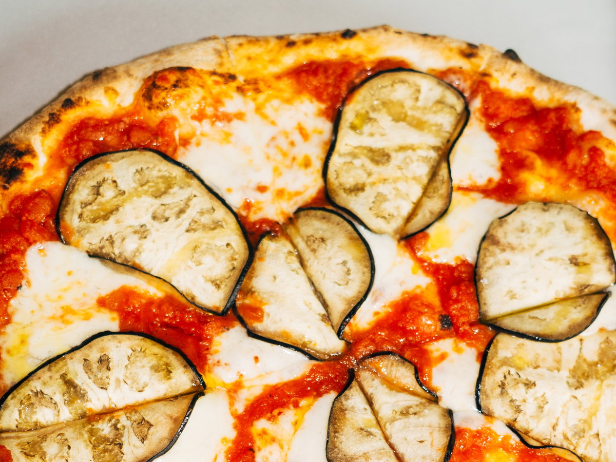 Aubergine auf der Pizza schmeckt richtig gut.