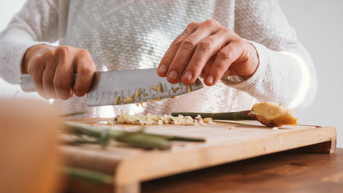 Kochen: Die 4 besten Schneidebretter mit Auffangschale