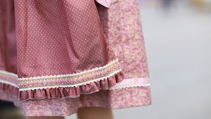 Dirndl-Trends 2023: Dirndl in DIESER Farbe sind Trend auf der Wiesn