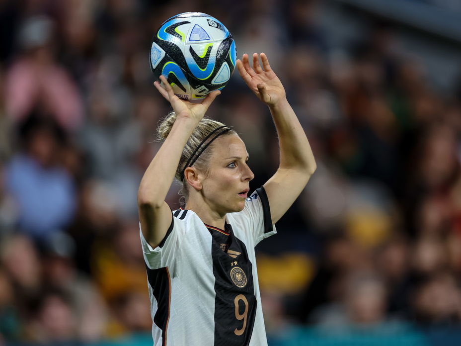 Svenja Huth: DFB-Spielerin muss ihren eigenen Sohn adoptieren