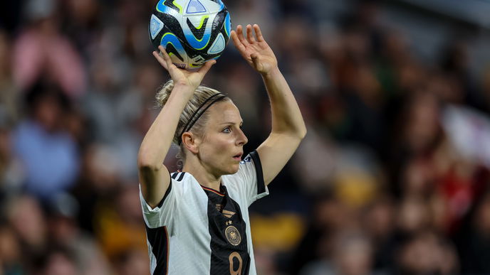 Svenja Huth: DFB-Spielerin muss ihren eigenen Sohn adoptieren