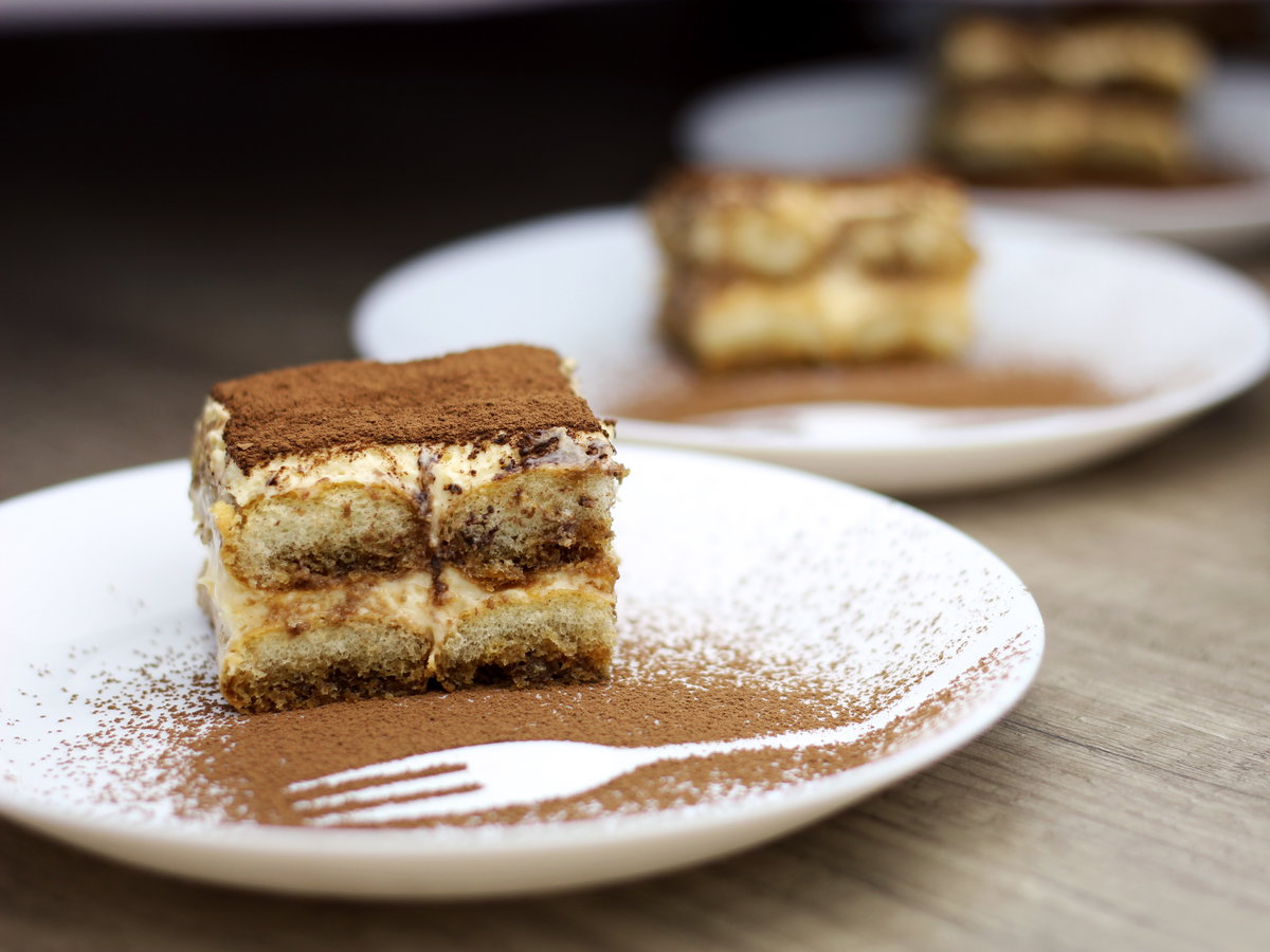 Tiramisu ohne Eier auf Tellern angerichtet