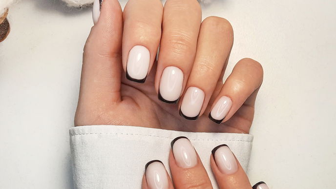 Dark French Tips sind der eleganteste Maniküre-Trend im Herbst