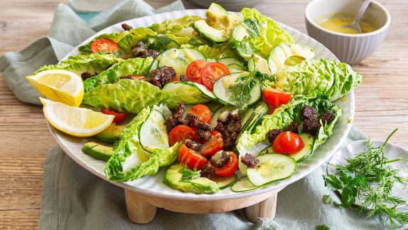 Rezept für einen veganen Caesar Salad mit Pumpernickel-Croûtons