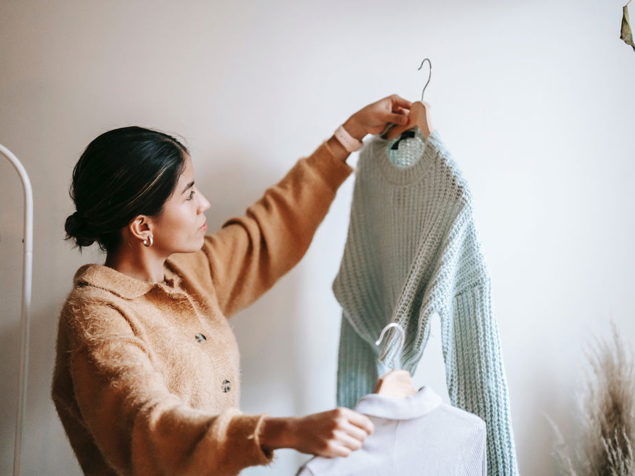 Frau mit Wollpullover