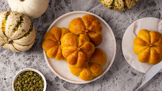 Kürbisbrötchen backen: So gelingt der herbstliche Frühstücksgenuss