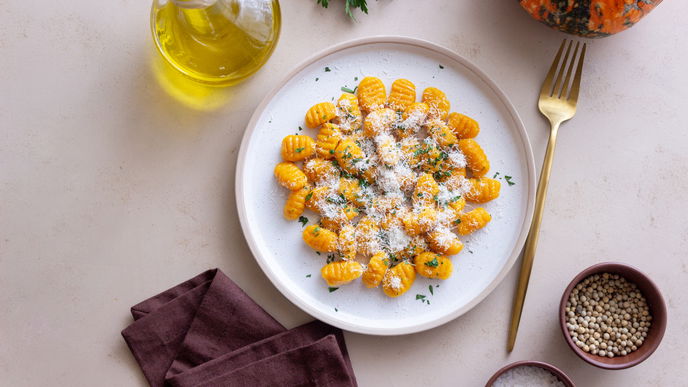 Kürbis-Gnocchi mit Parmesan-Sauce und Salbei