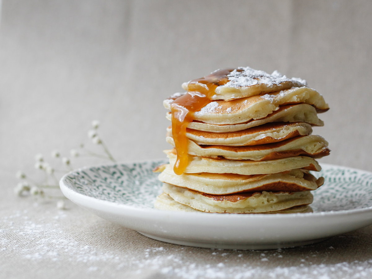 Pfannkuchen mit Ahornsirup