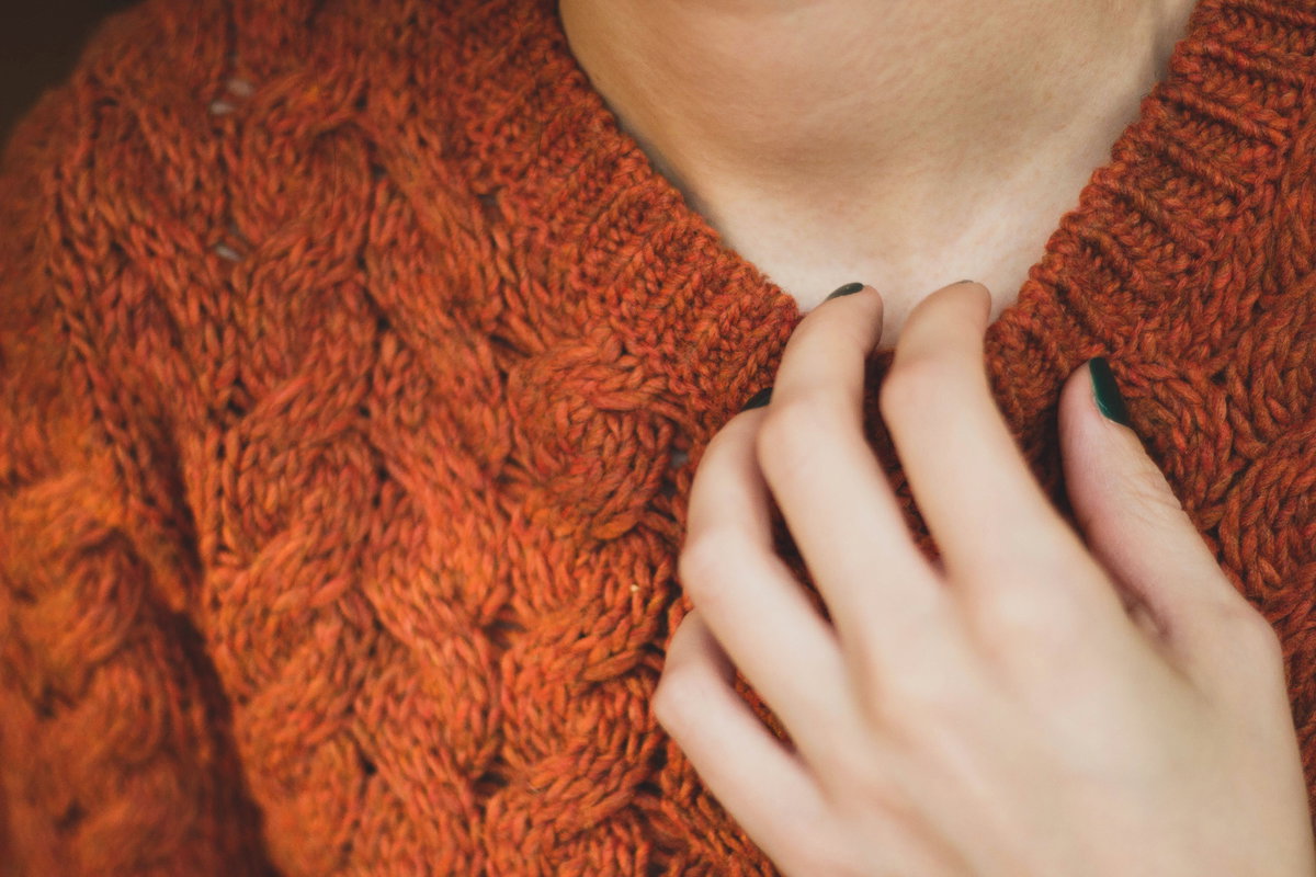 Pullover kratzt auf der Haut