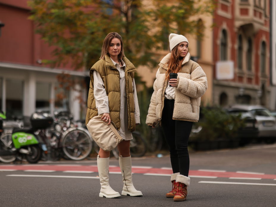 Frauen in lässigen Winter-Outfits.