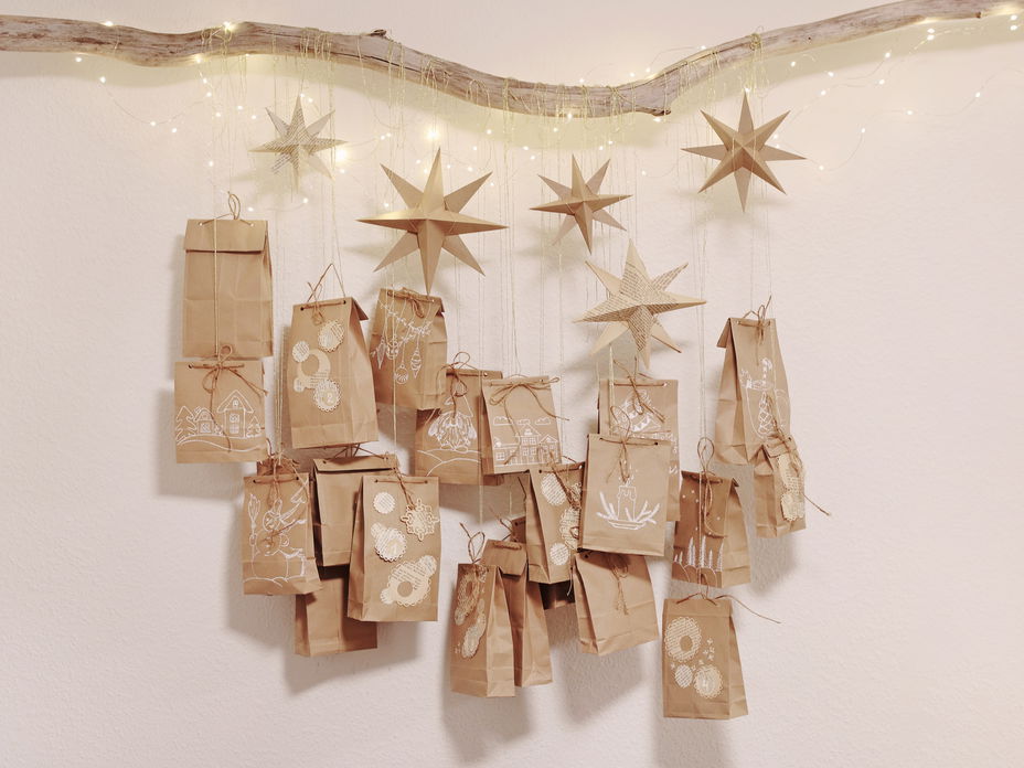 Adventskalender an einem Ast