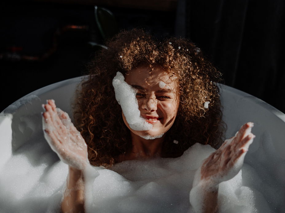 Frau badet