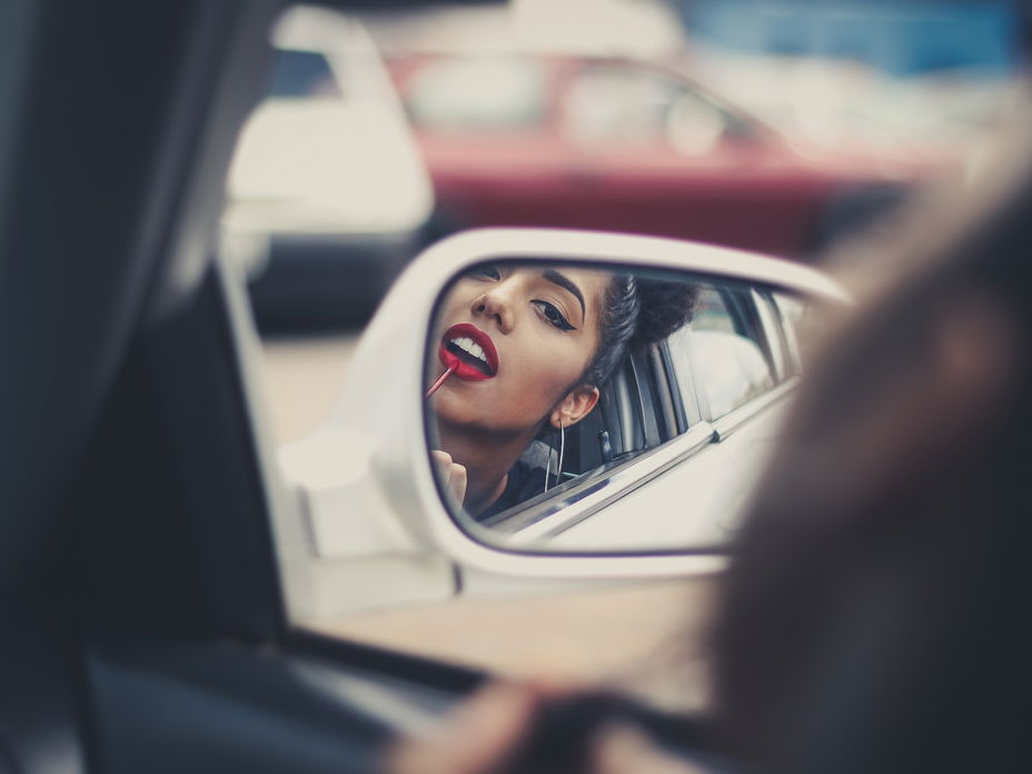 Berry Lips im Auto schminken