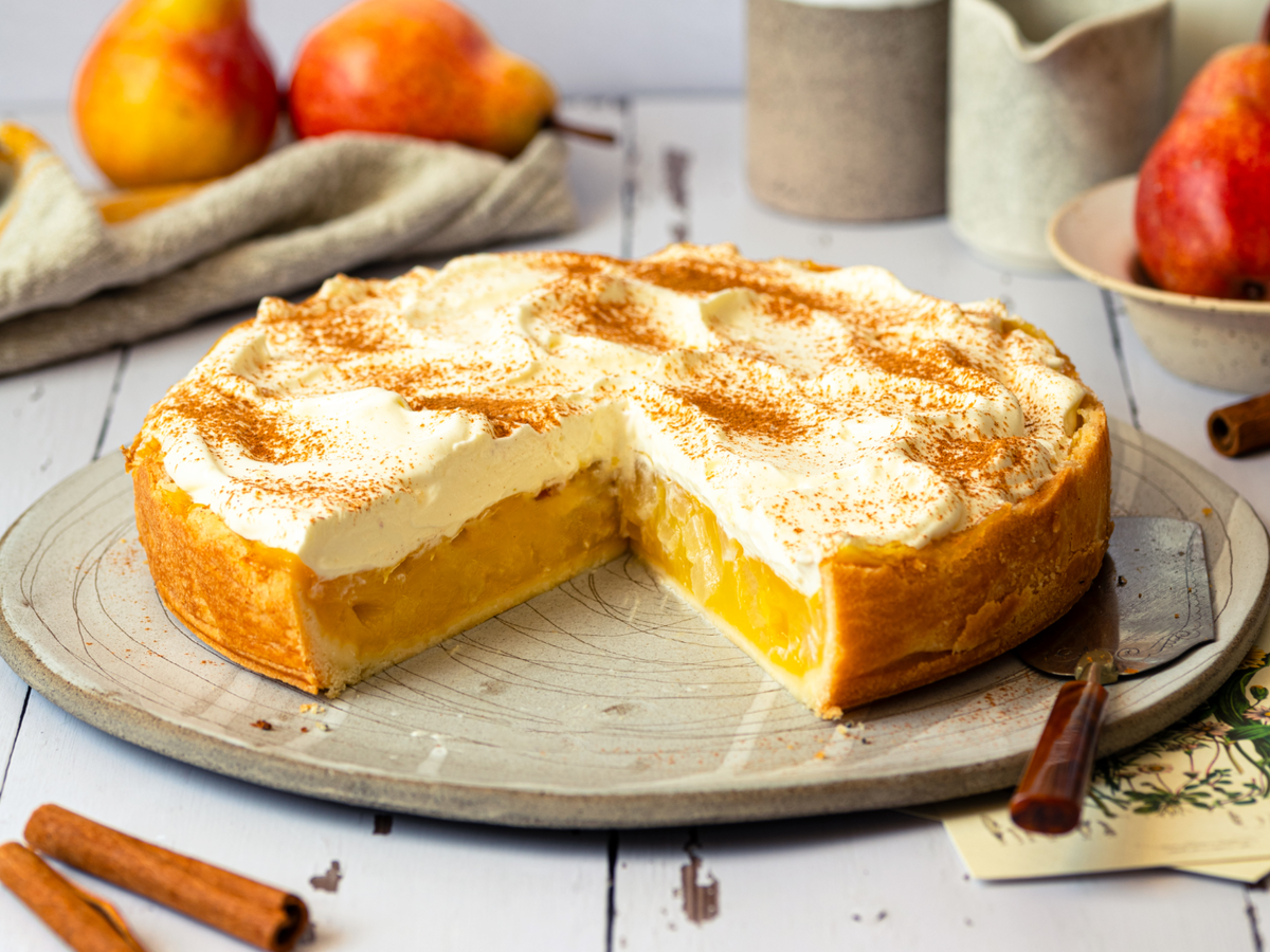 Birnenkuchen mit Pudding und Schmandcreme
