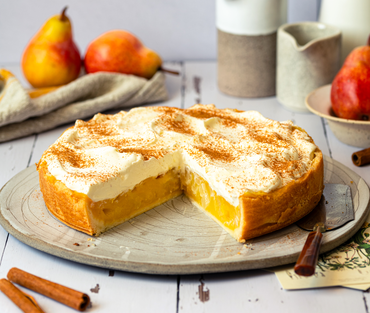 Birnenkuchen mit Pudding und Schmandcreme