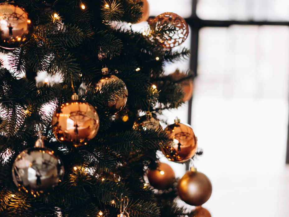 Weihnachtsbaum mit Christbaumschmuck
