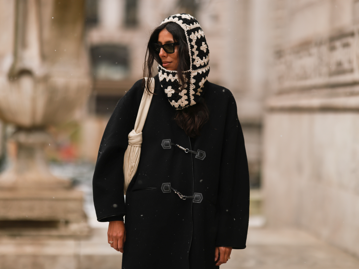 Frau mit Balaklava-Mütze